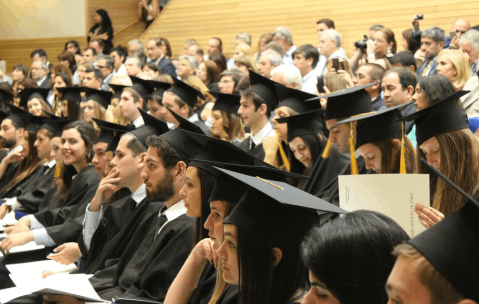 SRBIN U NOŠNJI I OPANCIMA PRIMIO DIPLOMU NA INZBRUKU: Vlada osvetlao obraz precima! (FOTO)